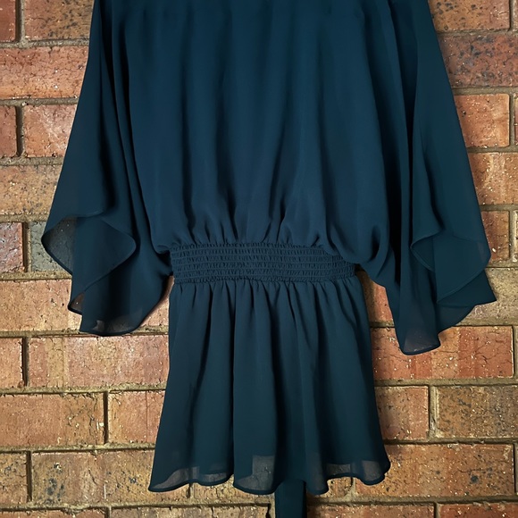 City chic emerald green top. Size L (20) flowing sleeves. Elastic at the back - Picture 4 of 11